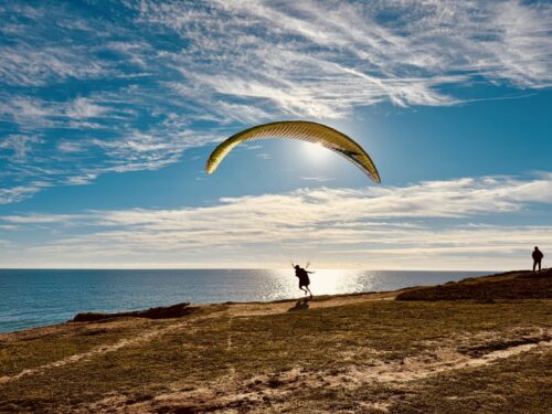 Paraglider an der Algarve in Portugal