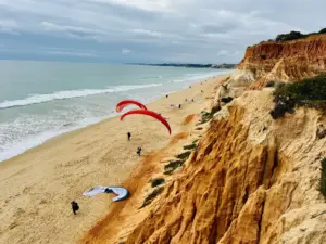 Paraglider am Strand in Portugal